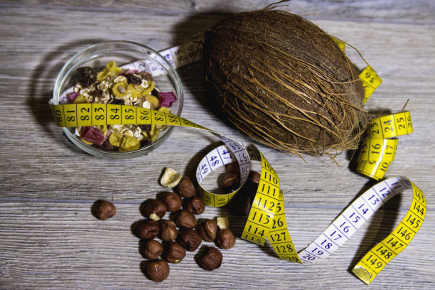 白底卷尺椰子(健康、饮食的概念)素材图片