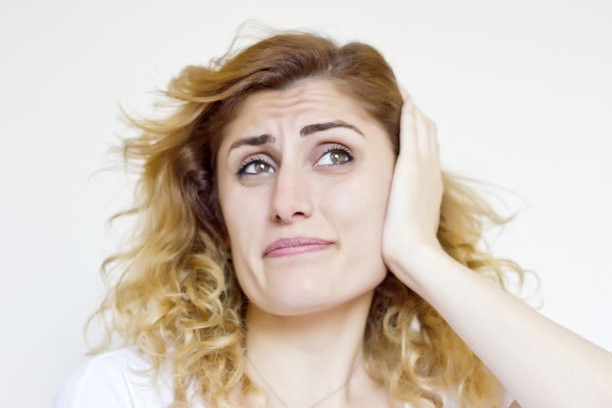 年轻女人的姿态图片下载