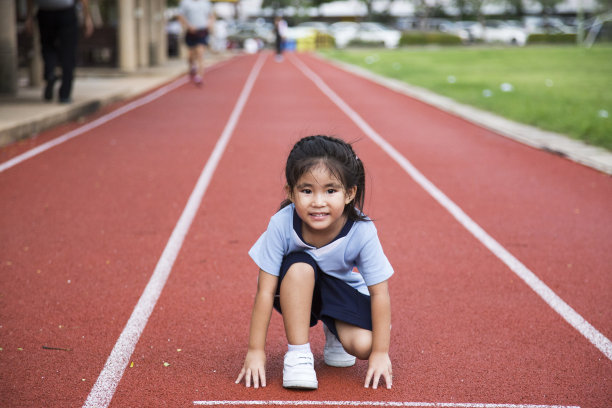 亚洲女孩跑步户外游戏图片下载