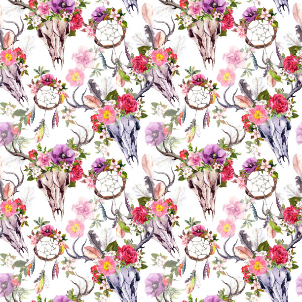 带着花和捕梦网的鹿头骨。无缝模式。水彩素材图片