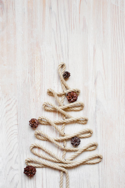 白色粗糙的桌子上用绳子手工制作的树图片下载