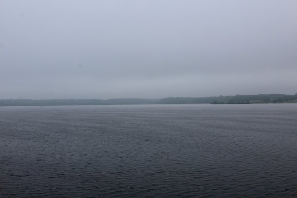 雾在湖图片下载