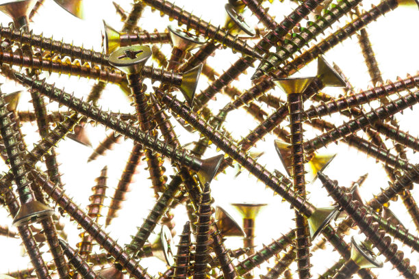 白色背景上的金色黄铜螺丝图片下载