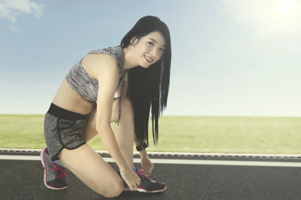 女跑步者系鞋带图片下载