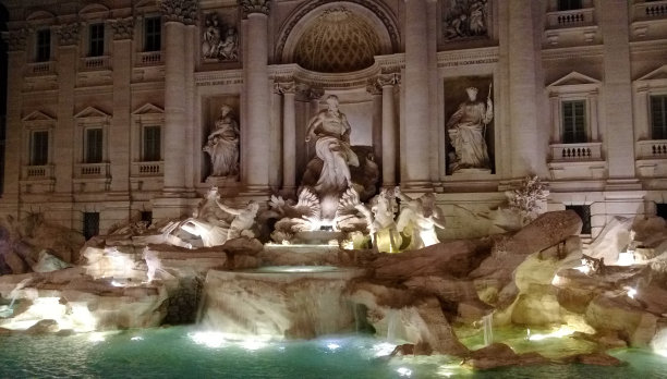 特莱维喷泉的夜晚图片下载