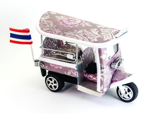 嘟嘟车模型是由软饮料制成的。图片下载