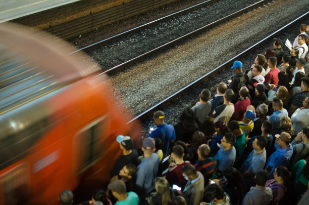 São圣保罗，巴西2017年8月24日:下午，乘客在CPTM轻轨站等待登机。图片下载