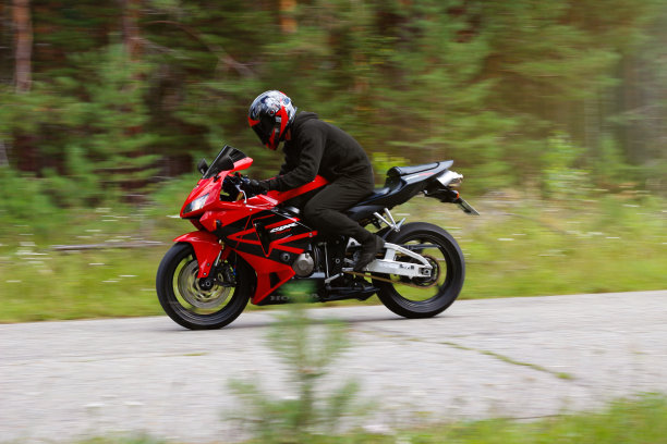 俄罗斯克拉斯诺亚尔斯克- 2017年8月9日:一名摩托车手戴着带有黑色面罩的头盔和红色跑车本田CBR 600 RR PC37 2005图片下载