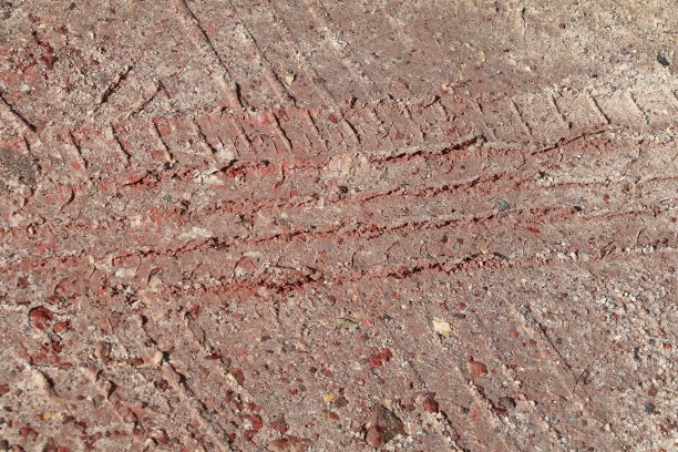 沙滩上的车轮轨迹纹理图片下载