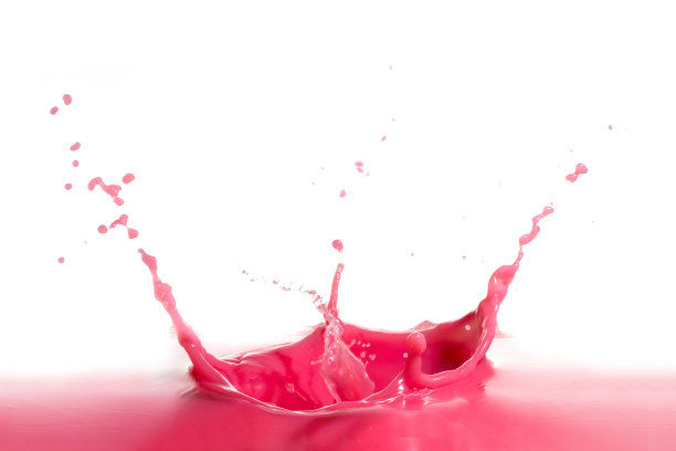 红色的液体溅在白色的背景上图片下载