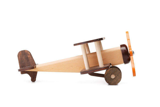 特写的一个环保产品的儿童游戏，孤立在一个白色的背景。正在研制中的玩具飞机。图片下载