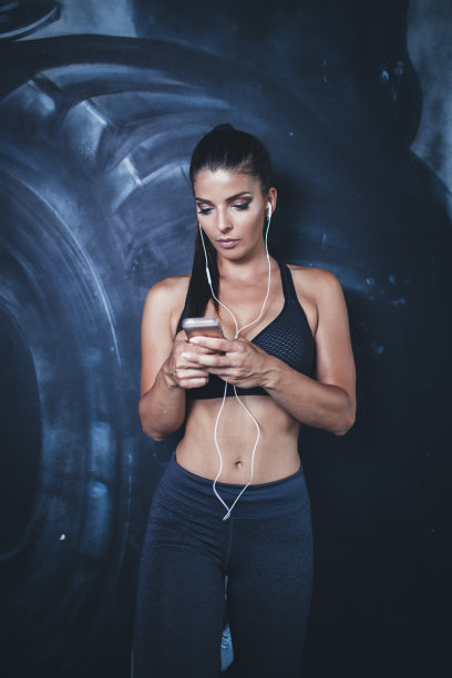 健身房里的女人图片下载