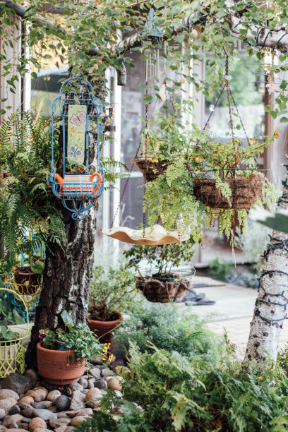 宁静，祥和的加州后院花园与手工制作的艺术冥想和个人健康在家。图片下载