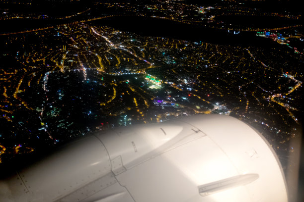 从舷窗俯瞰城市图片下载