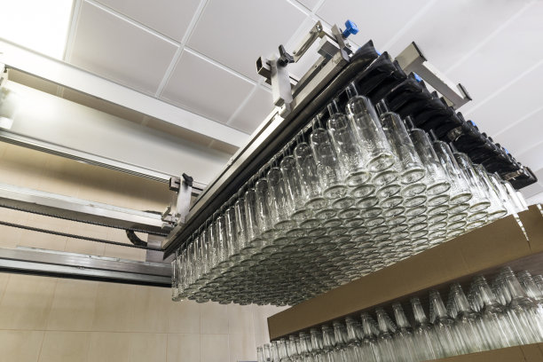 从托盘上卸下玻璃瓶图片下载