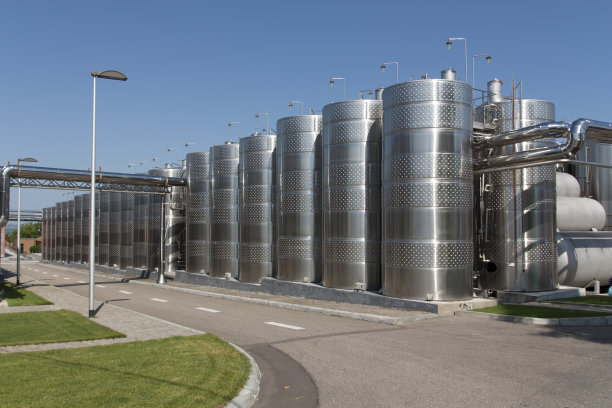 金属铬桶葡萄酒照片。不锈钢管和桶作为酿酒厂设备的一部分图片下载