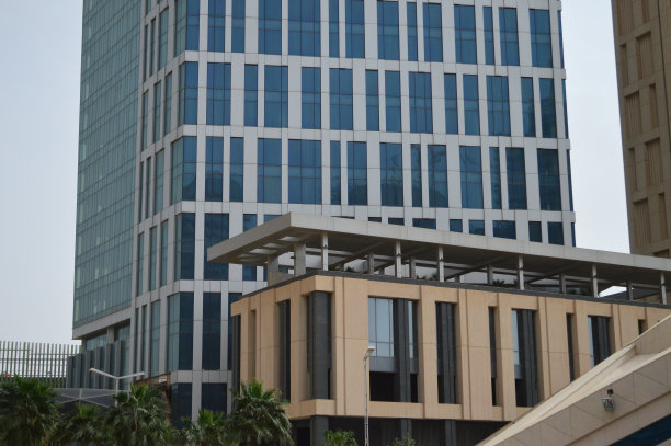 晴空下现代建筑的仰视角度照片图片下载