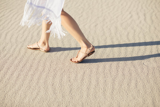 独自旅行。一个女人在沙漠中行走。图片下载