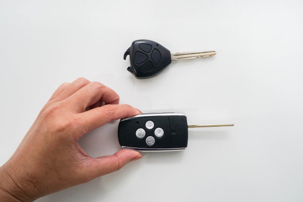 近距离隔离人抱车的现代遥控取代了破旧的老式遥控图片下载