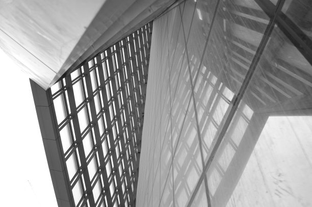 晴空下现代建筑的仰视角度照片图片下载