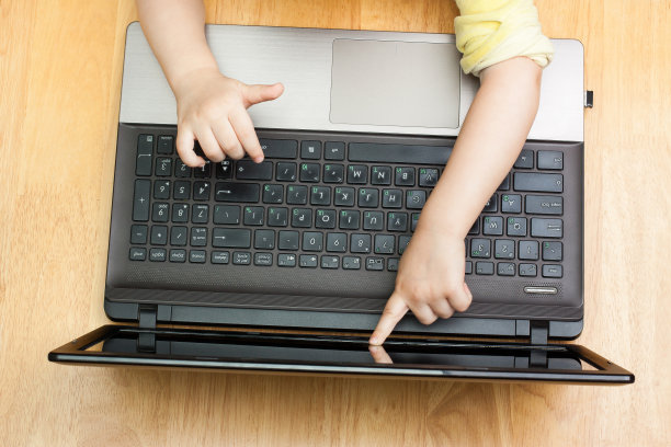 一台笔记本电脑和孩子们的手图片下载