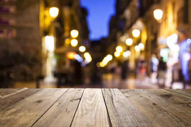 空木桌与散焦街道café在背景图片下载