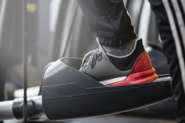 男人的脚使运动的特写，有氧训练，跑步，健身在训练俱乐部日光健康生活的概念图片下载