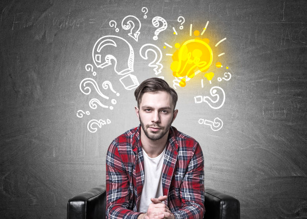 坐在扶手椅上的嬉皮士，有问题有想法图片下载