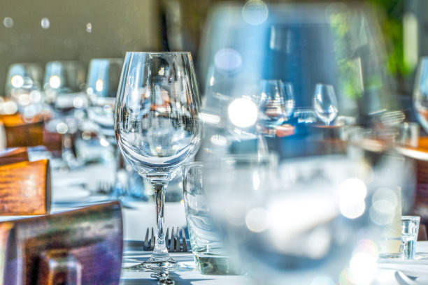 从餐厅的空酒杯里看过去图片下载