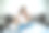 年轻美丽的女人忍受腹痛而坐在家里的床上图片下载