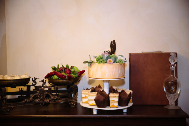 大甜多层婚礼蛋糕装饰鲜花。派对上的糖果棒概念图片下载