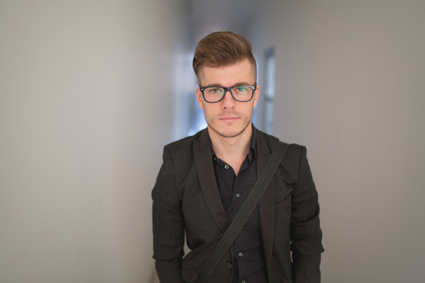 一个年轻商人的肖像图片下载