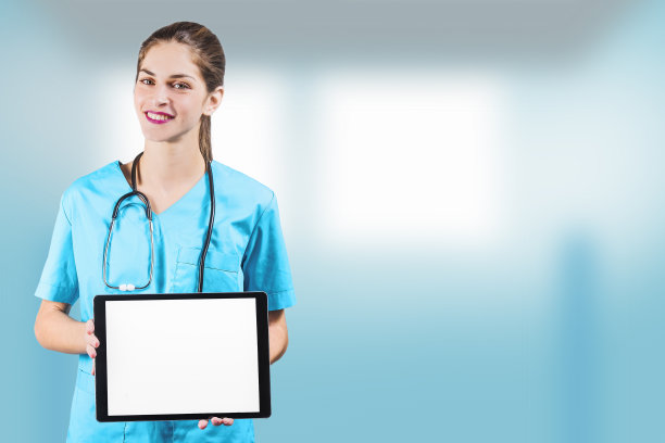 漂亮的女人护士或医生拿着平板电脑一个空白屏幕和复制空间的广告图片下载