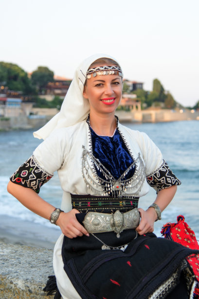 在古老的内塞巴尔，穿着正宗民间服饰的女人。软的焦点。图片下载