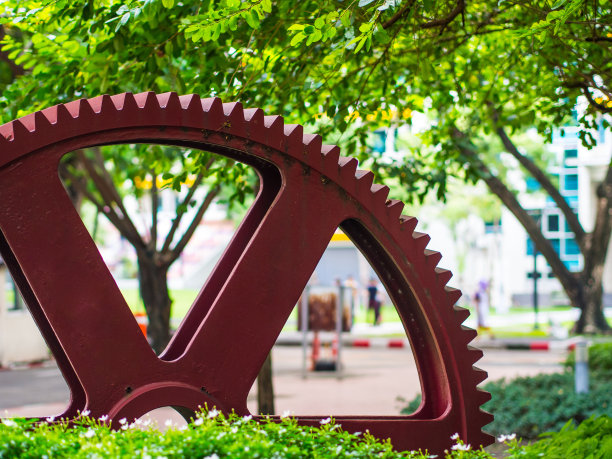 泰国各大学工程学院的红色齿轮标志图片下载