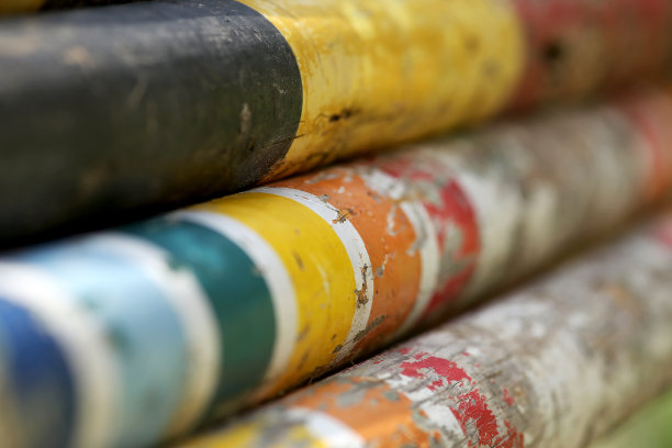 旧的复古的木制障碍在地上跳跃的马的图片图片下载