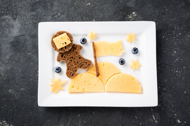 孩子早餐与创意三明治在黑暗空间背景俯视图，拷贝空间。有趣的吐司，奶酪和浆果的形状宇航员为儿童的早餐或午餐图片下载