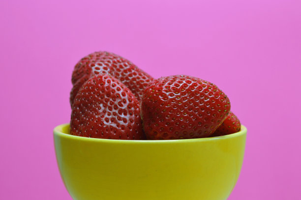 近距离观察碗里的草莓图片下载