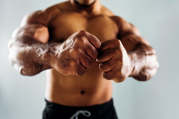 男拳头的特写，摄影棚拍摄图片下载