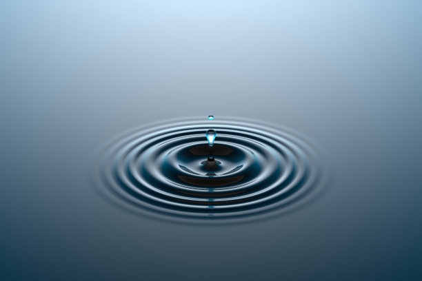 水滴落入水面图片下载