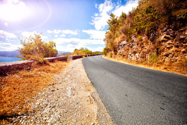 铺好的路在遥远的山上。黑山共和国图片下载