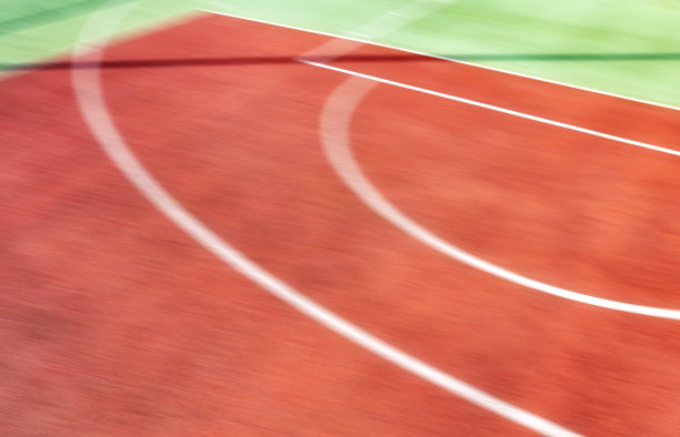 运动模糊了户外运动场地的画面。图片下载