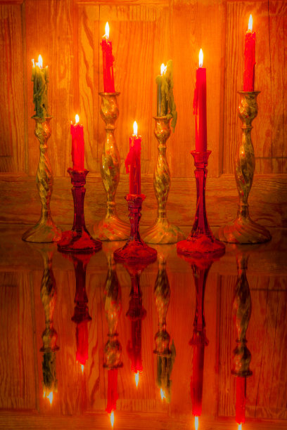 在古色古香的木门上点上绿色和红色的蜡烛(P)图片下载