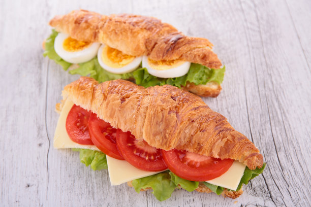 牛角面包配芝士、番茄和鸡蛋图片下载