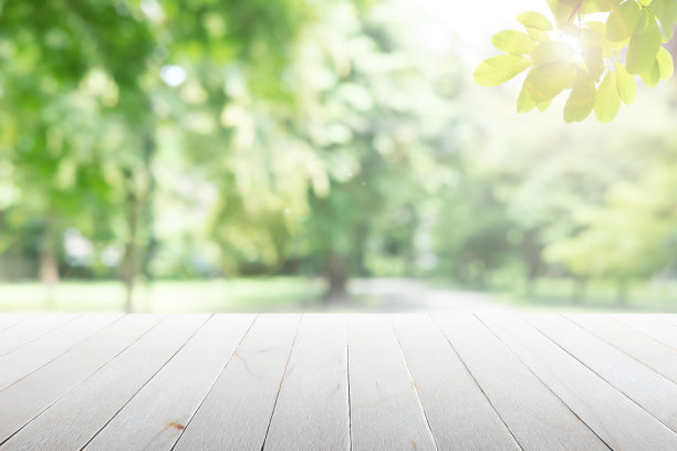 空木桌与在花园的背景模糊。图片下载