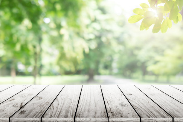 空木桌与在花园的背景模糊。图片下载