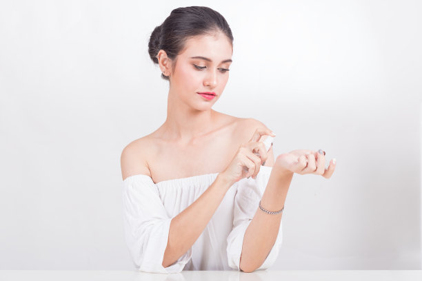 妇女在喷洒保护用品。图片下载