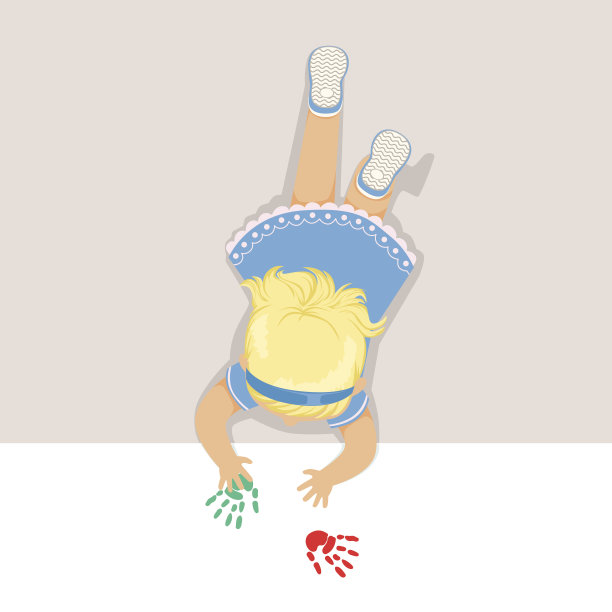 一个身穿浅蓝色连衣裙的金发小女孩躺在她的肚子上，用她的手画画，俯视图的孩子在地板上图片下载