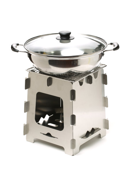 便携式炉子和炒锅在白色的背景图片下载