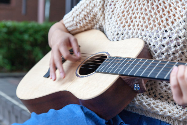 弹吉他的女孩图片下载